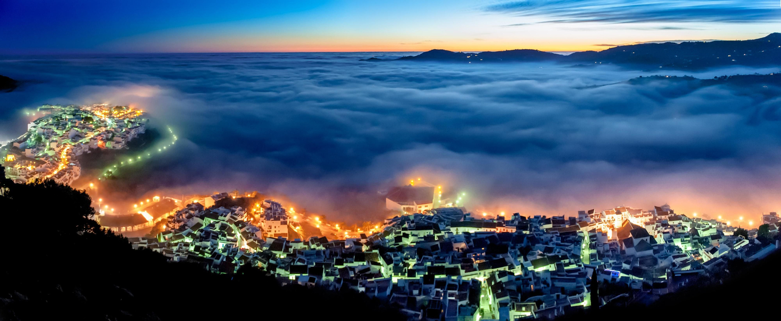 Juan Pedro Álvarez (Banco de Alimentos) estrecha la mano a Carlos Martínez de Campos (Barclays).