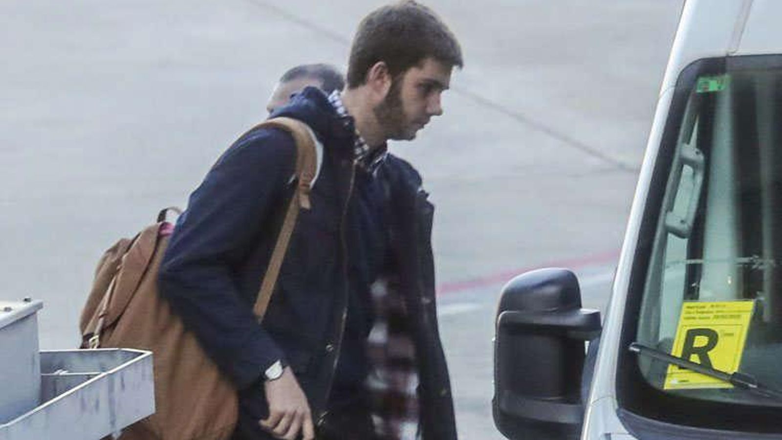 El primogénito de la infanta Cristina e Iñaki Urdangarín, en el aeropuerto de Barajas.
