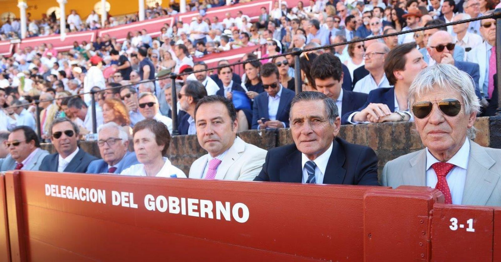 En el centro Ricardo Sánchez, Delegado del Gobierno con los directores de todas las escuelas taurinas de Sevilla