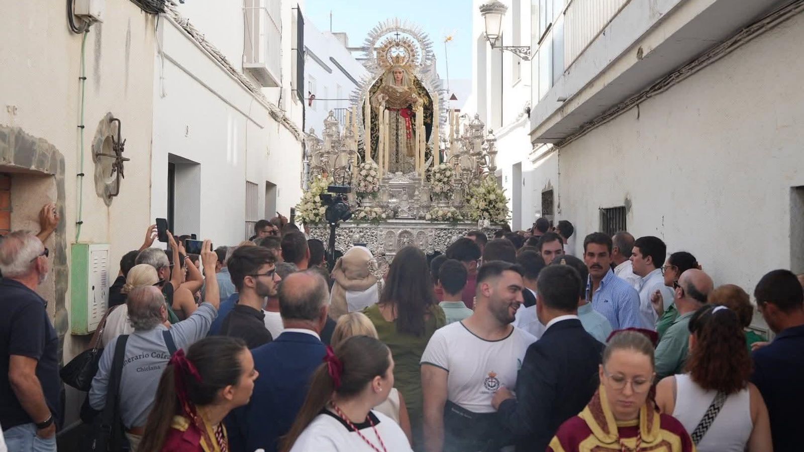 El paso de Lágrimas y Esperanza por Obispo Rancés ante un numeroso público.