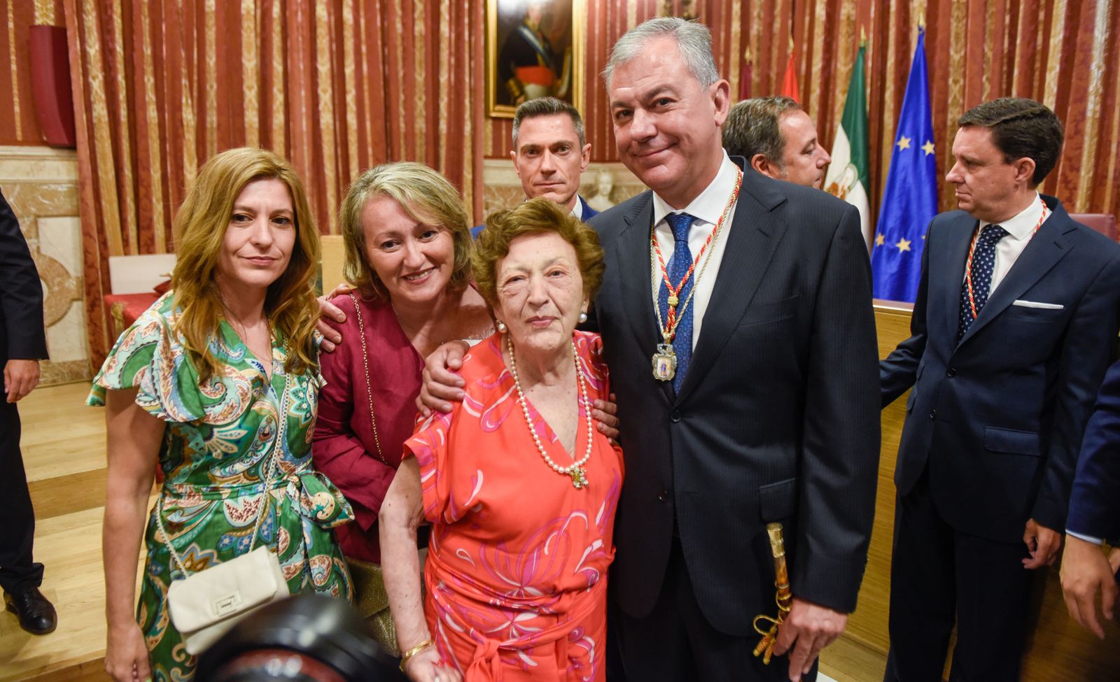 La investidura de José Luis Sanz como alcalde de Sevilla, en imágenes