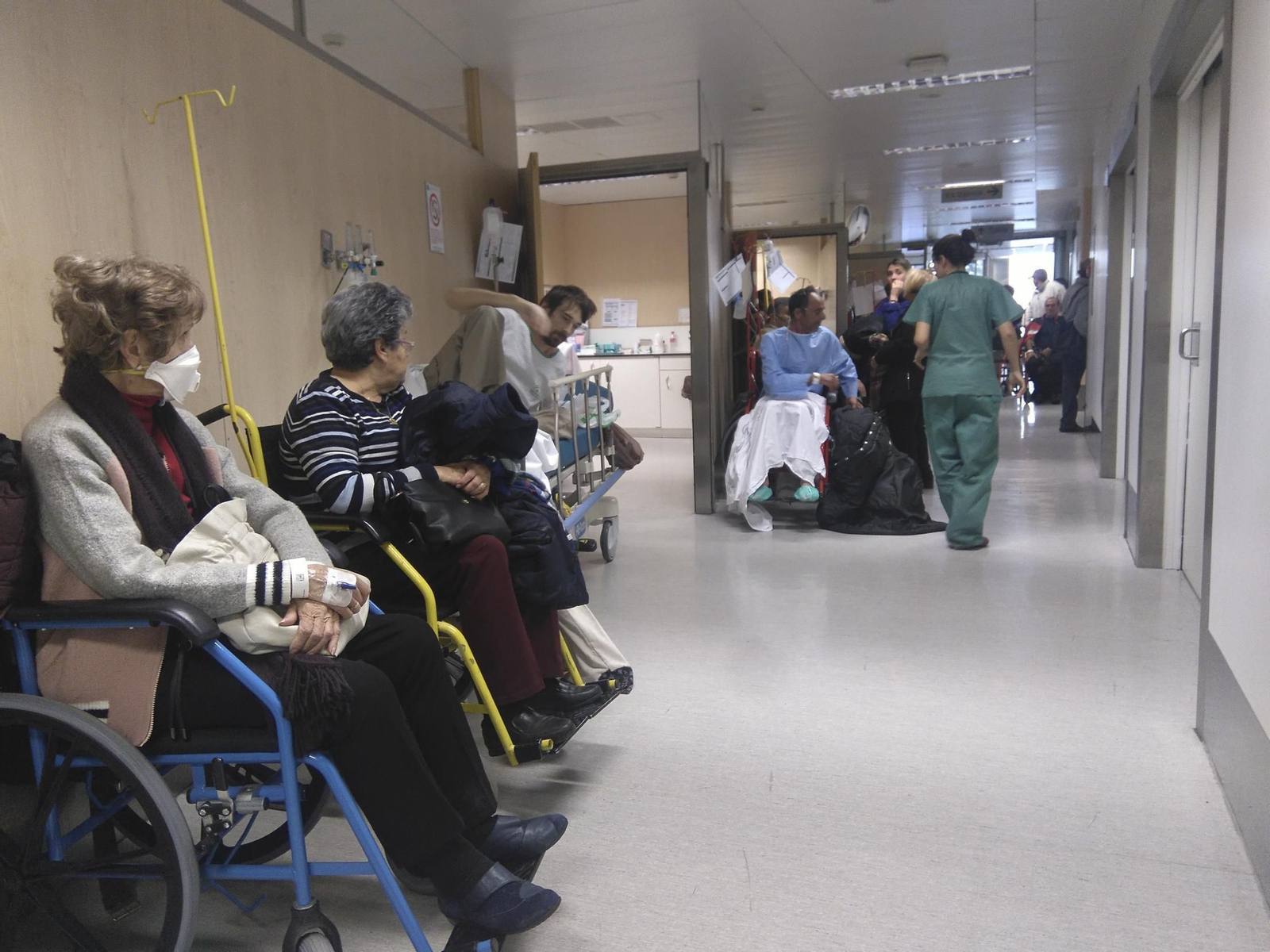 Imagen de pacientes esperando en Urgencias hace unos días.