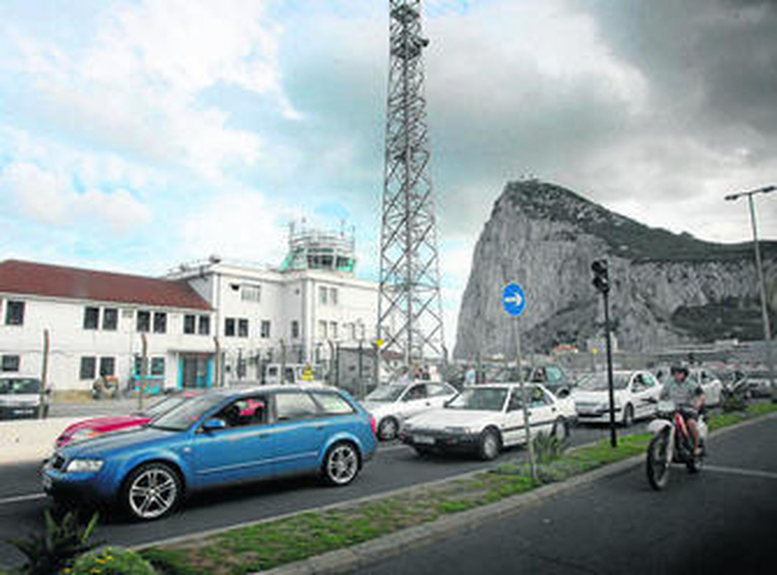 Vehículos esperan para salir del Peñón en la frontera con La Línea.