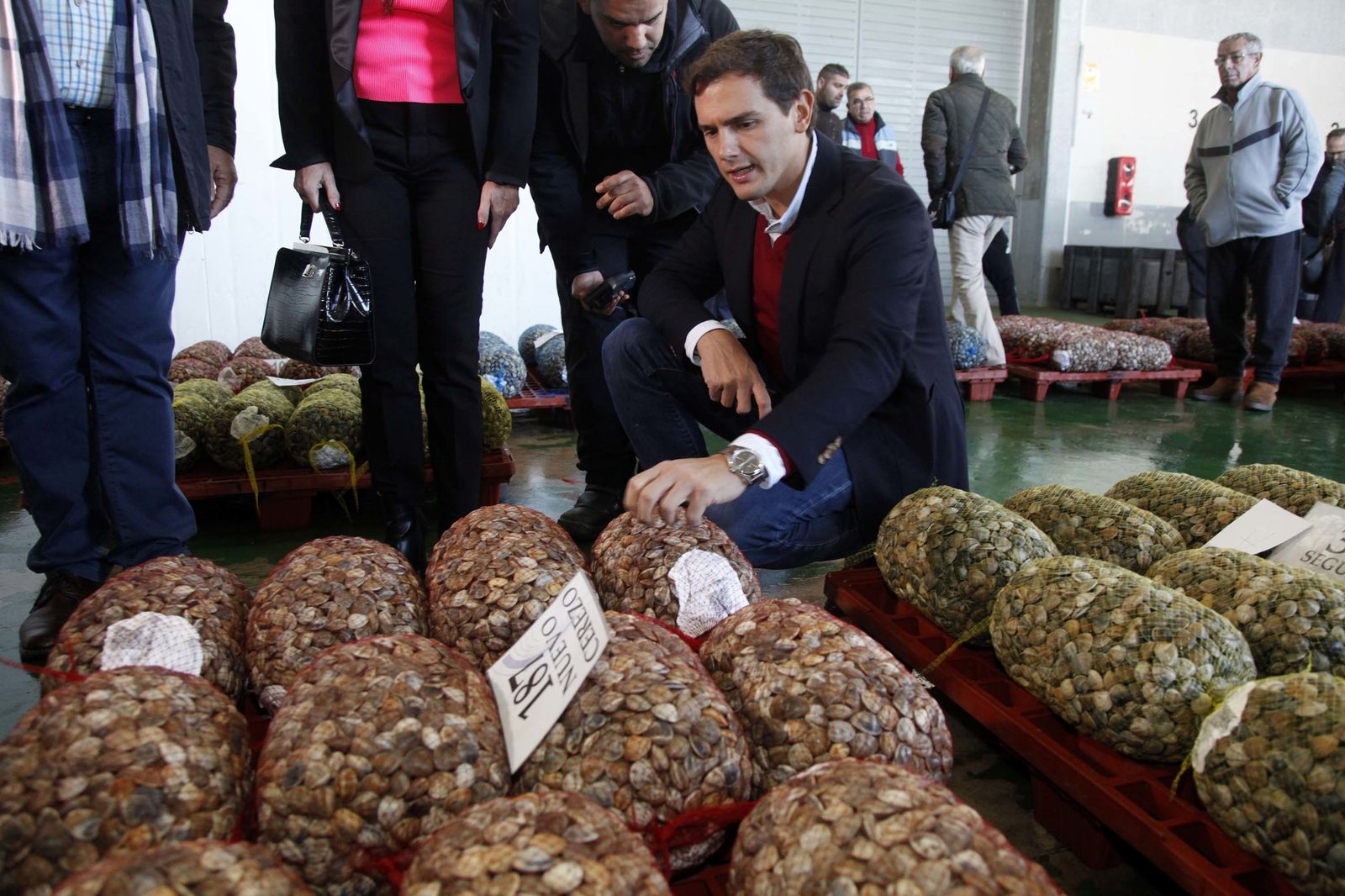 Albert Rivera visita la lonja de Isla Cristina.