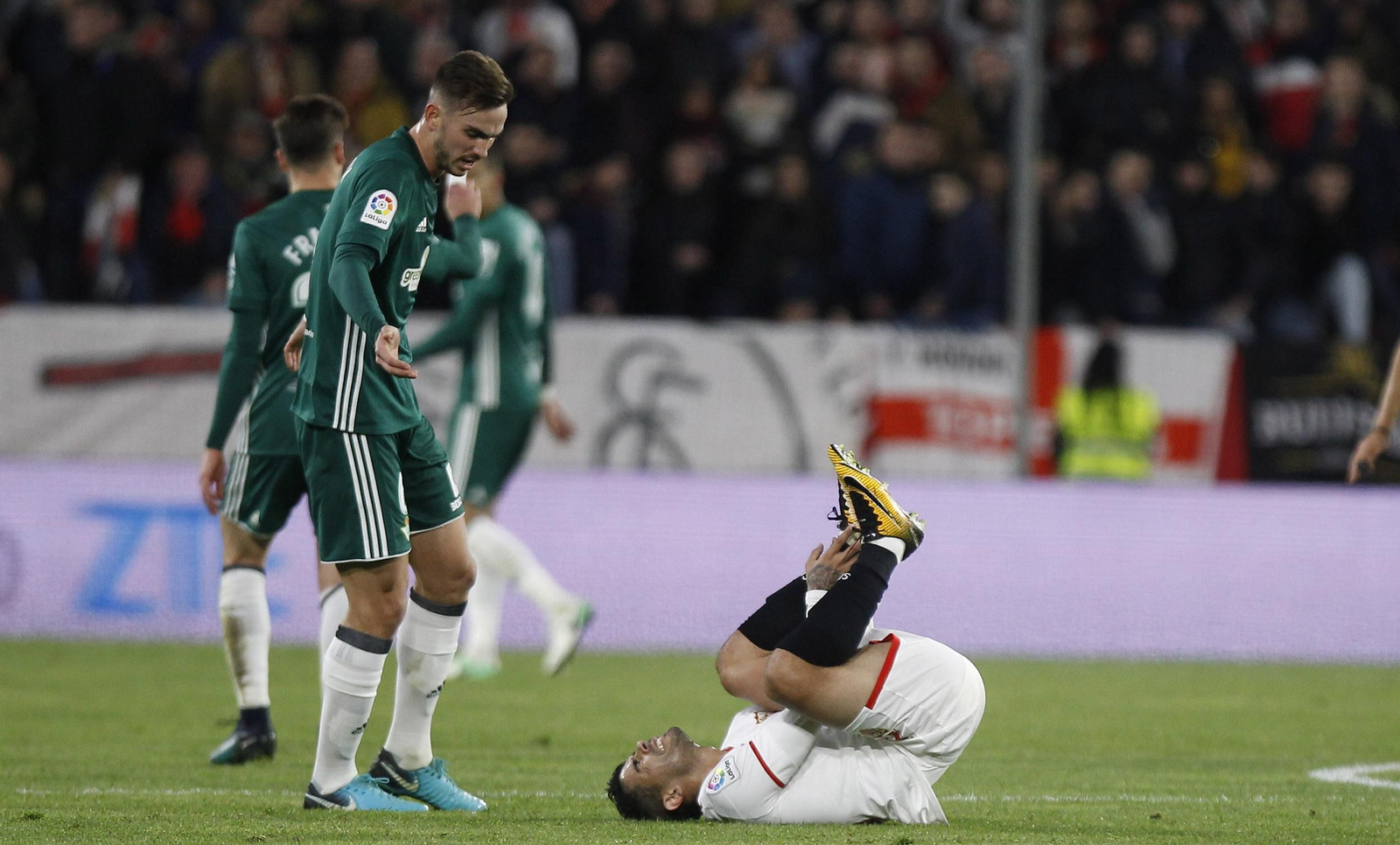 Fabián entiende que no hay falta sobre Banega, que se duele del tobillo izquierdo tras un lance del encuentro.
