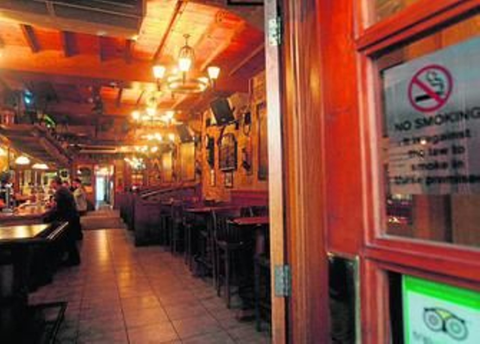Imagen de un pub de Gibraltar tomada ayer, en el que ya no se puede fumar.