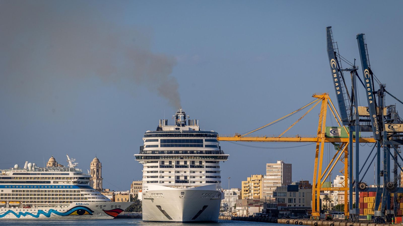 Los tres cruceros que llegaron este miércoles a Cádiz llenaron el puerto así como todas las calles del centro de la ciudad de turistas Los tres cruceros que llegaron este miércoles a Cádiz llenaron el puerto así como todas las calles del centro de la ciudad de turistas