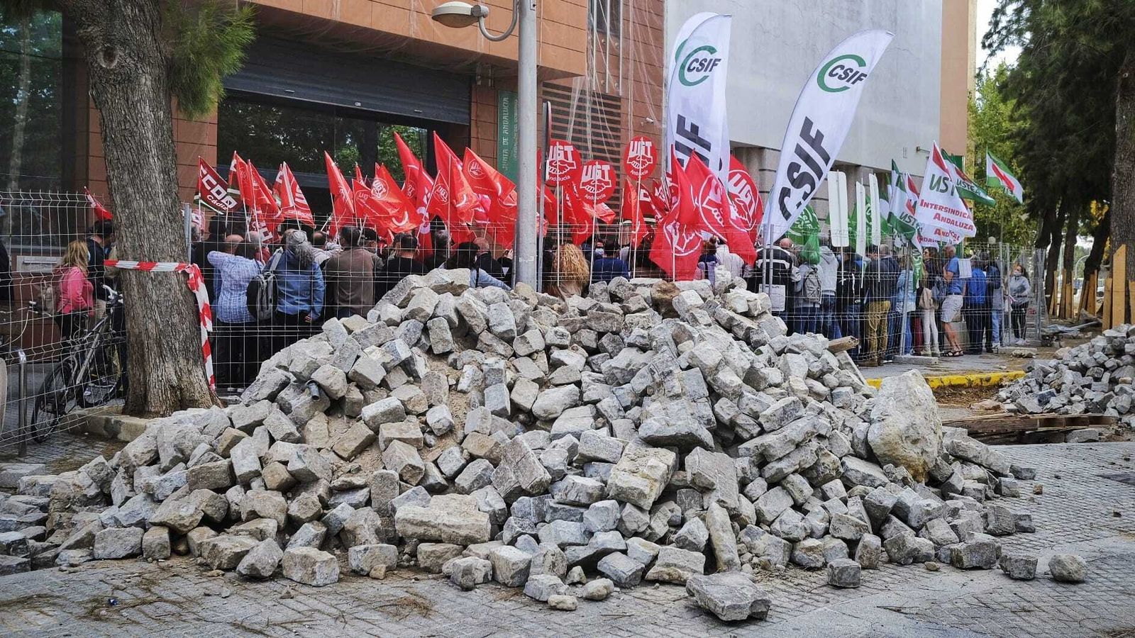 Una imagen de la protesta de los empleados públicos ante la Delegación del Gobierno de la Junta de Andalucía en Cádiz.