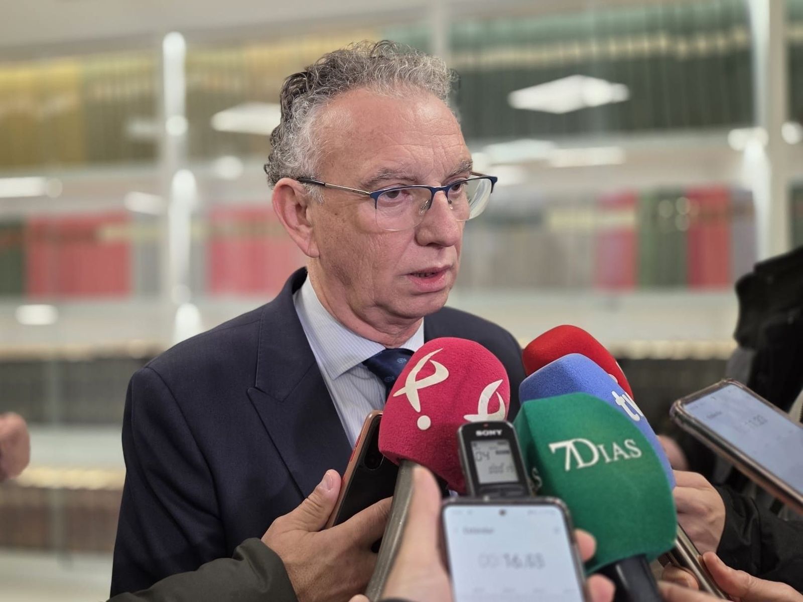 El delegado del Gobierno en Extremadura, José Luis Quintana, atiende a los medios en Badajoz.