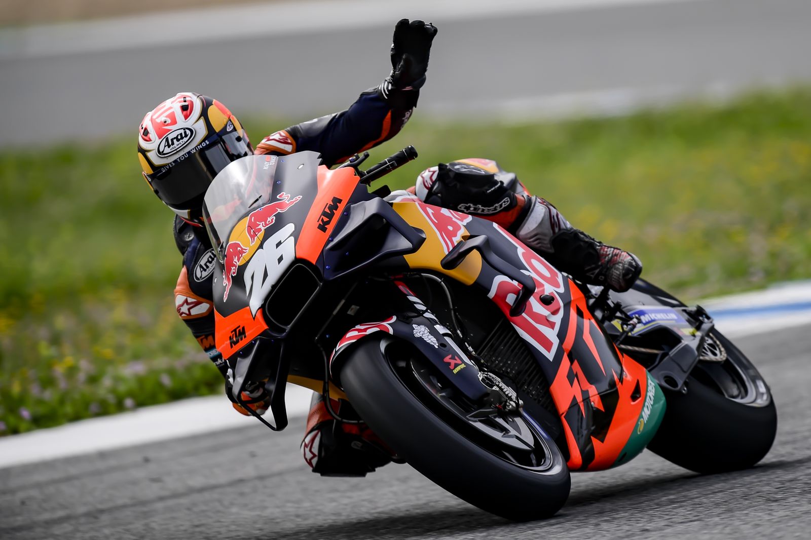 Dani Pedrosa saluda en uno de los muchos test que realiza en el Circuito de Jerez.