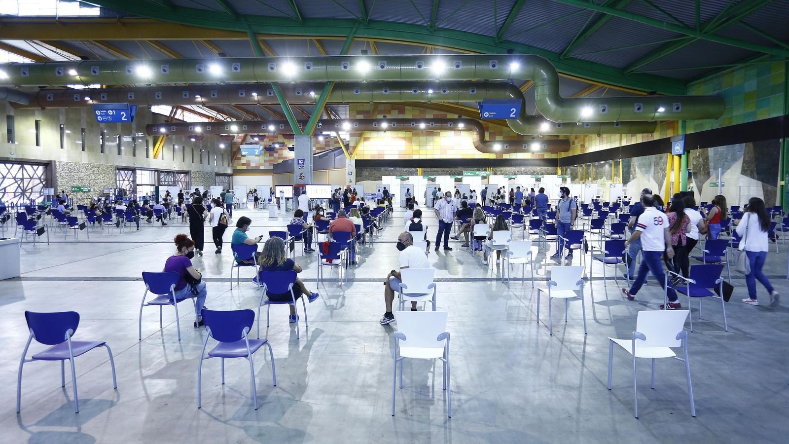 Docentes esperando tras su vacunación.