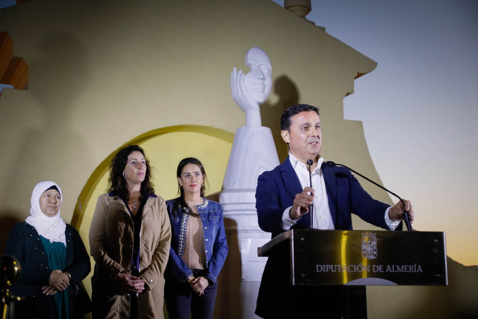 Imágenes del monolito en homenaje a las víctimas de violencia de género