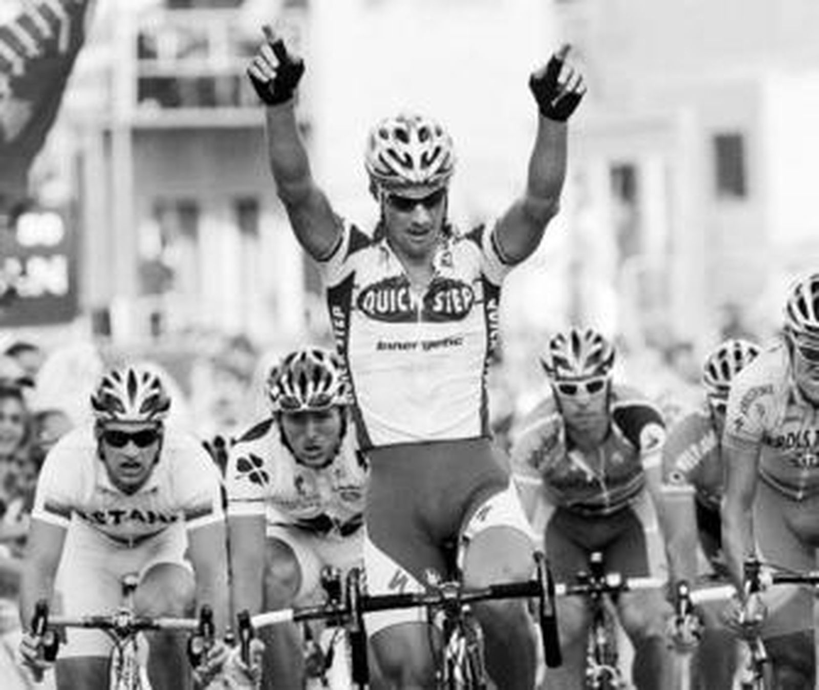 Tom Boonen levanta los brazos en señal de victoria en la línea de meta de Zamora.