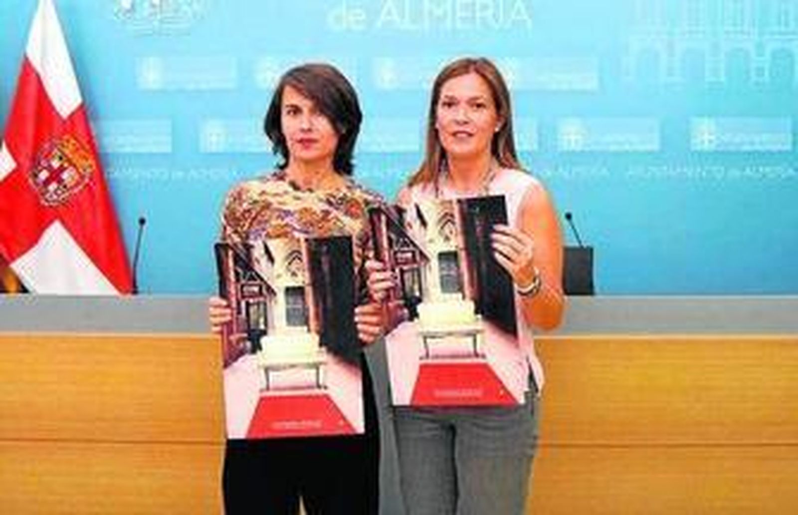 La cineasta Lola Parra con la concejala Ana Martínez Labella.