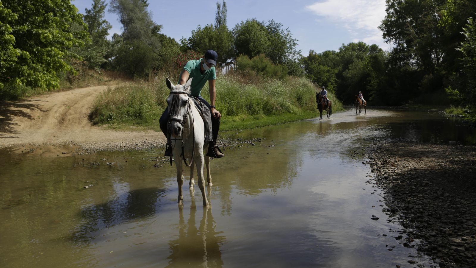 Imágenes de un viernes de Rocío sin romería