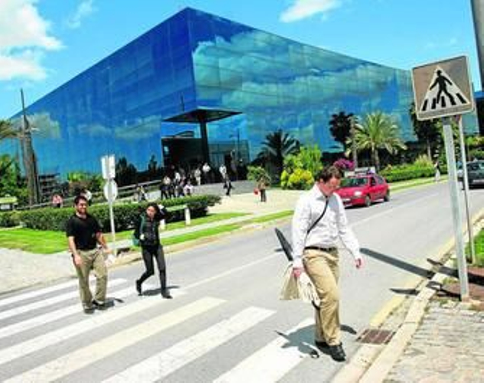 Salida de trabajadores de la tecnópolis. Salida de trabajadores de la tecnópolis.