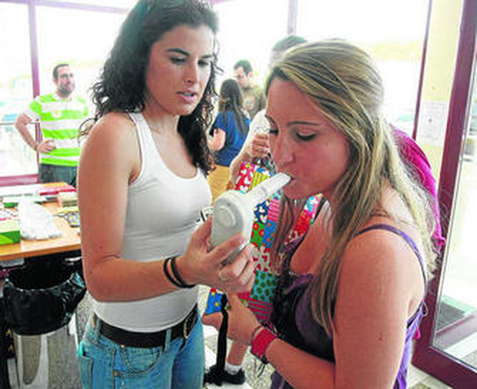Pruebas de espirometría en una campaña contra el tabaco en la Universidad de Huelva.