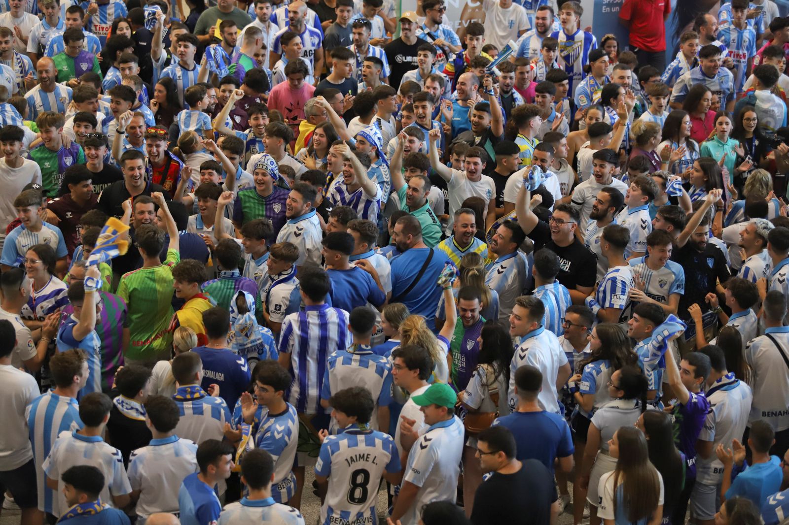 El espectacular preámbulo en el aeropuerto con la afición