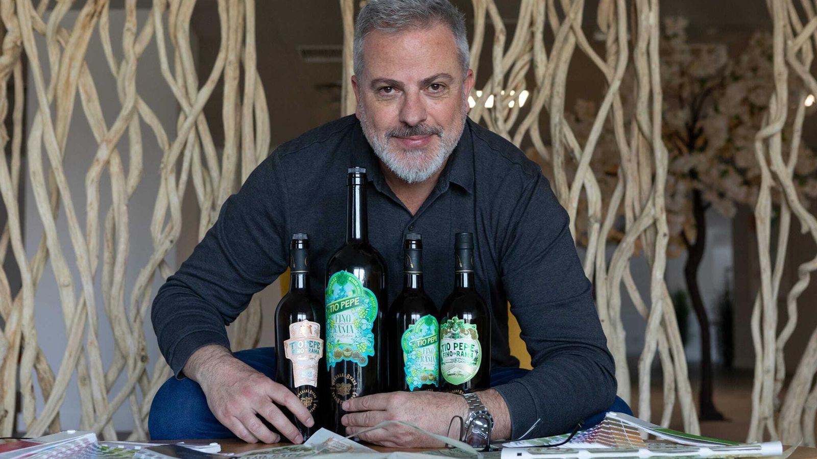 Hugo Zapata diseñador gráfico de las etiquetas Tío Pepe en Rama.