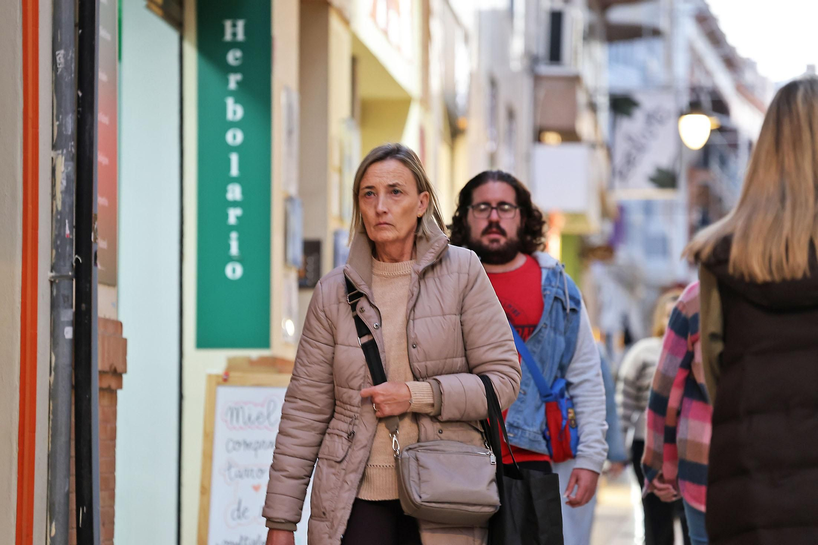 Los abrigos toman las calles de Huelva por el cambio drástico de las temperaturas