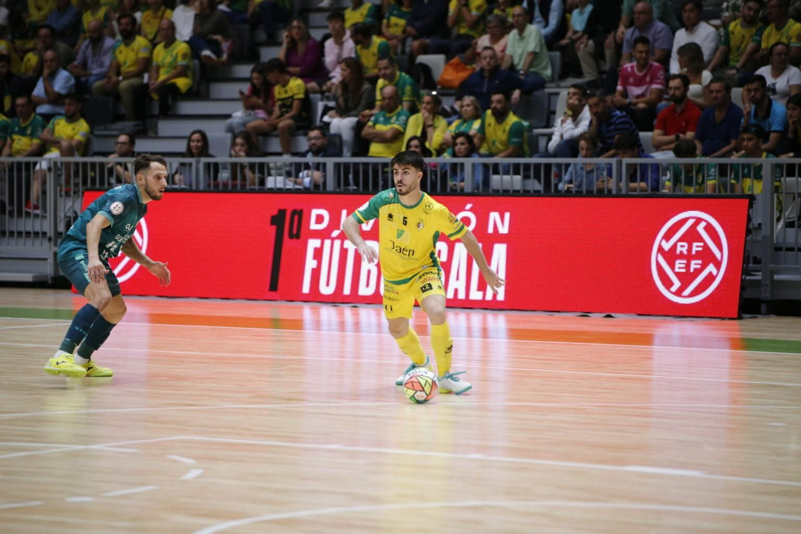 Dani Zurdo, en una jugada del último precedente liguero ante Xota Osasuna Magna.