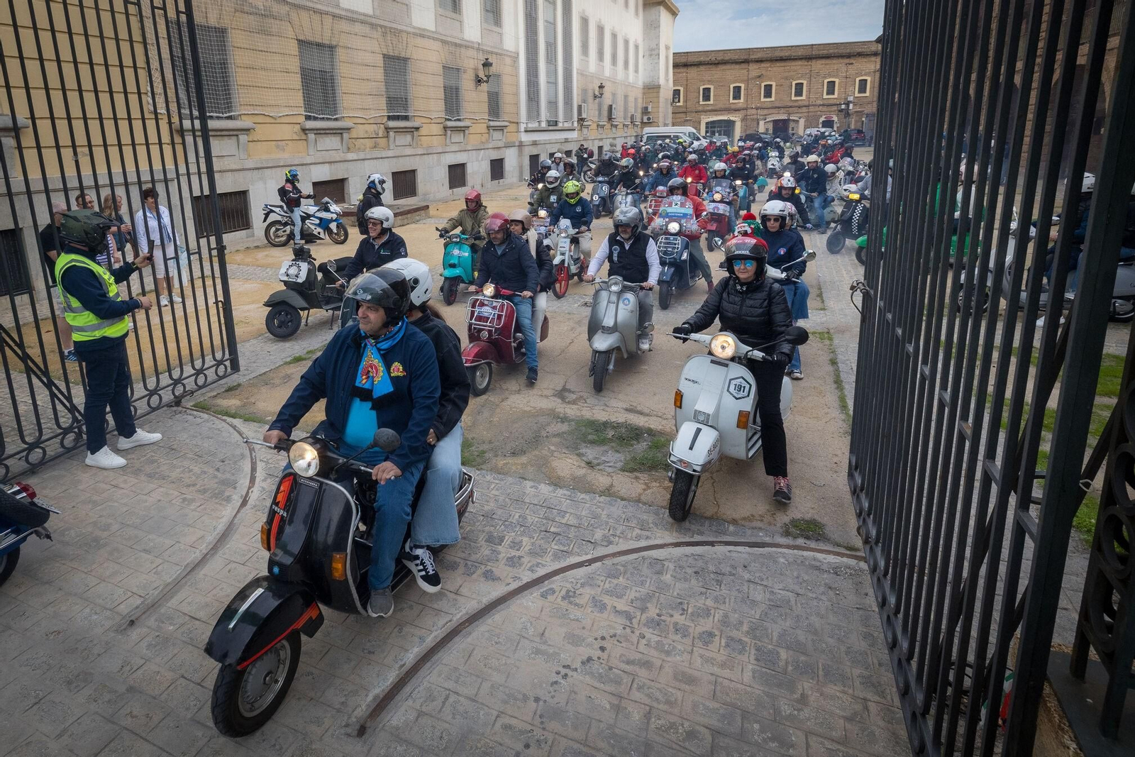 Imagen de las motos dispuestas a salir desde el patio del Museo del Títere.
