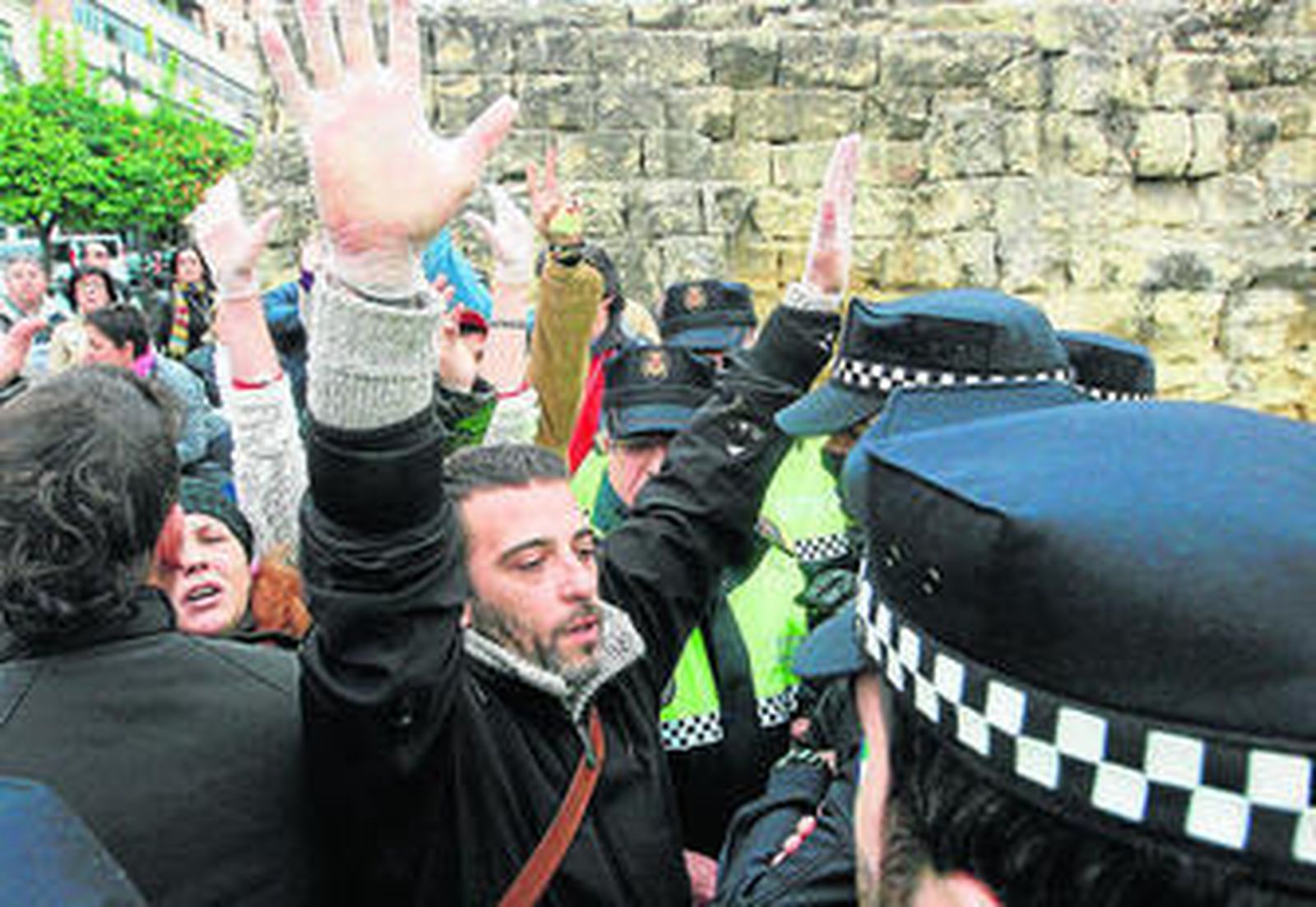 Miembros de Acampada Dignidad, frente a agentes de la Policía Local.