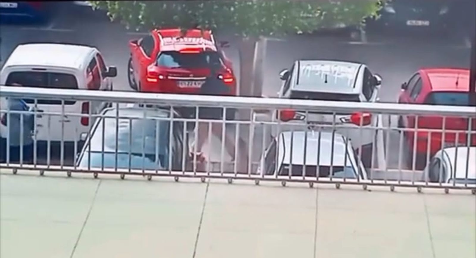 Un vídeo muestra como una persona hace de aparcacoches en el aparcamiento junto al Carrefour de Almería.