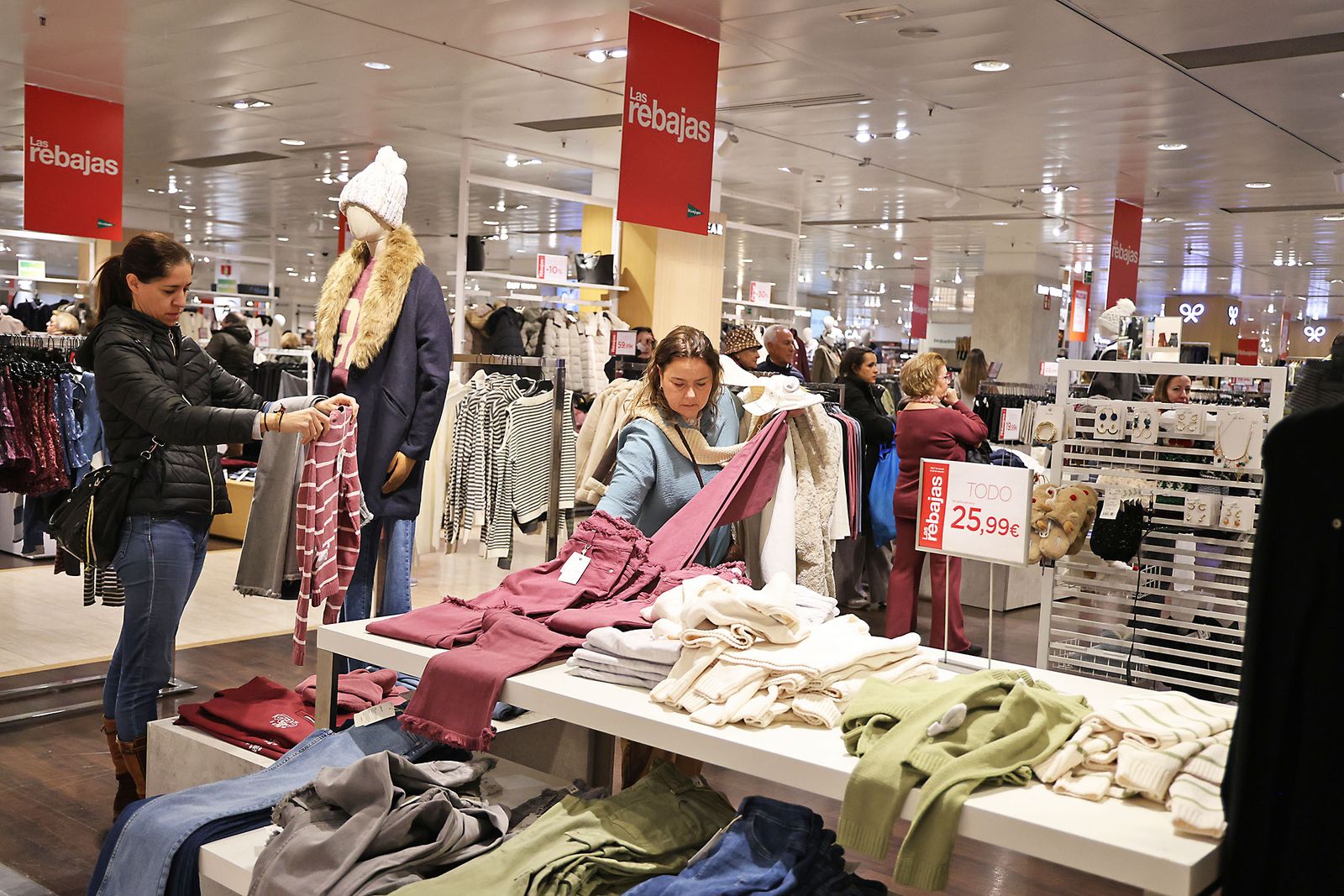Las fotos del primer día de rebajas en El Corte Inglés de Huelva: frío, colas y descuentos