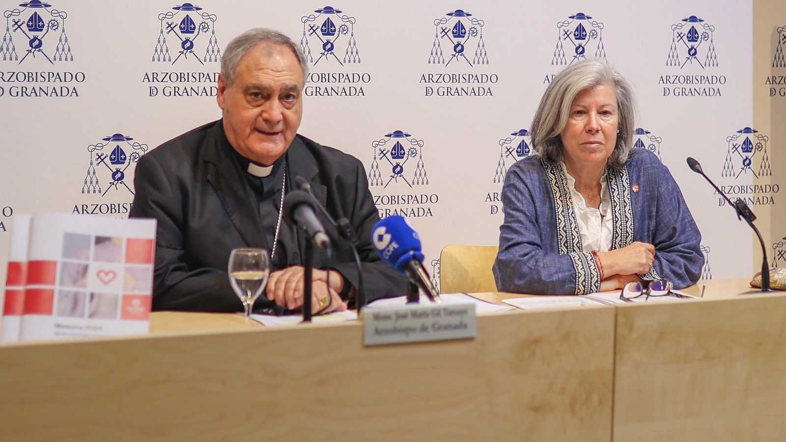 El arzobispo de Granada y la directora de Cáritas Diocesana de Granada presentan la Memoria anual 2024