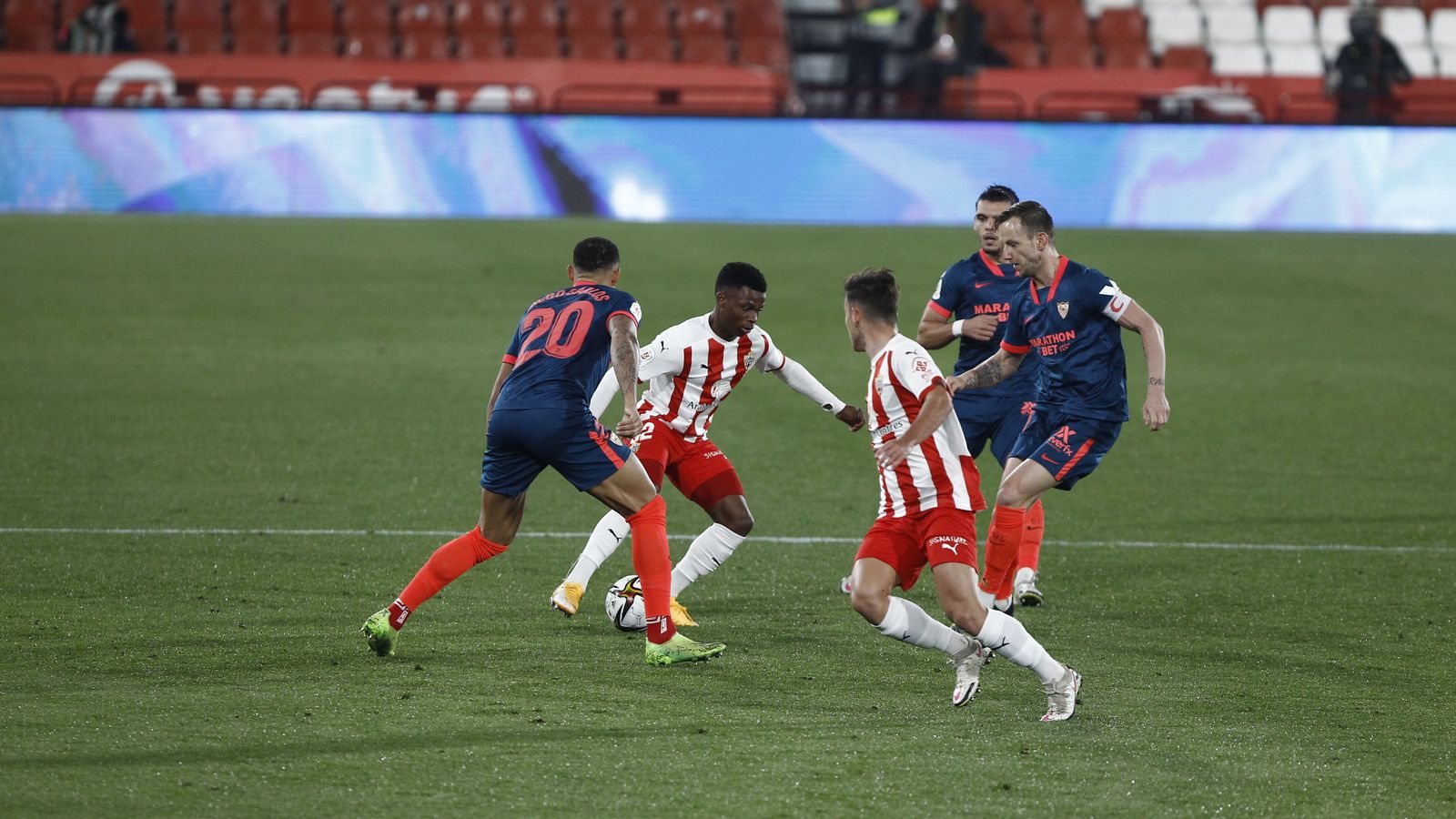 Largi Ramazani intenta superar la presión rival durante aquella eliminatoria frente al coonjunto hispalense.
