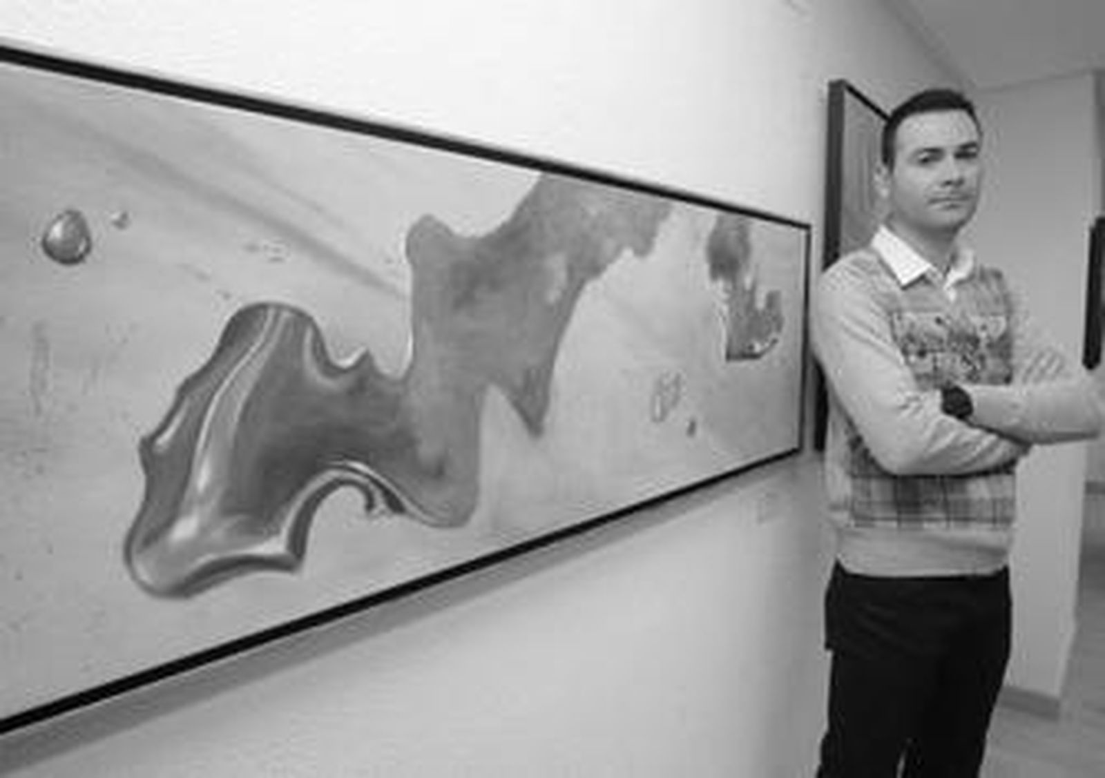 El artista jerezano posa delante de algunas de las obras que se podrán ver en esta exposición, durante la inauguración, ayer.