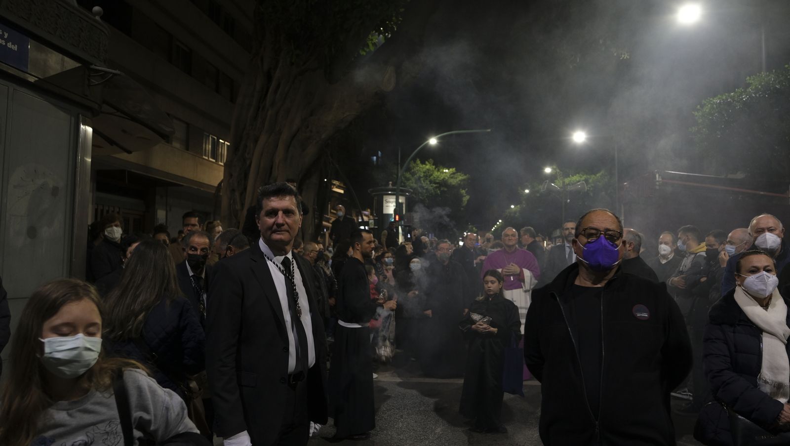 Procesión del Vía Crucis del Santo Cristo de la Escucha en Almería, en imágenes.