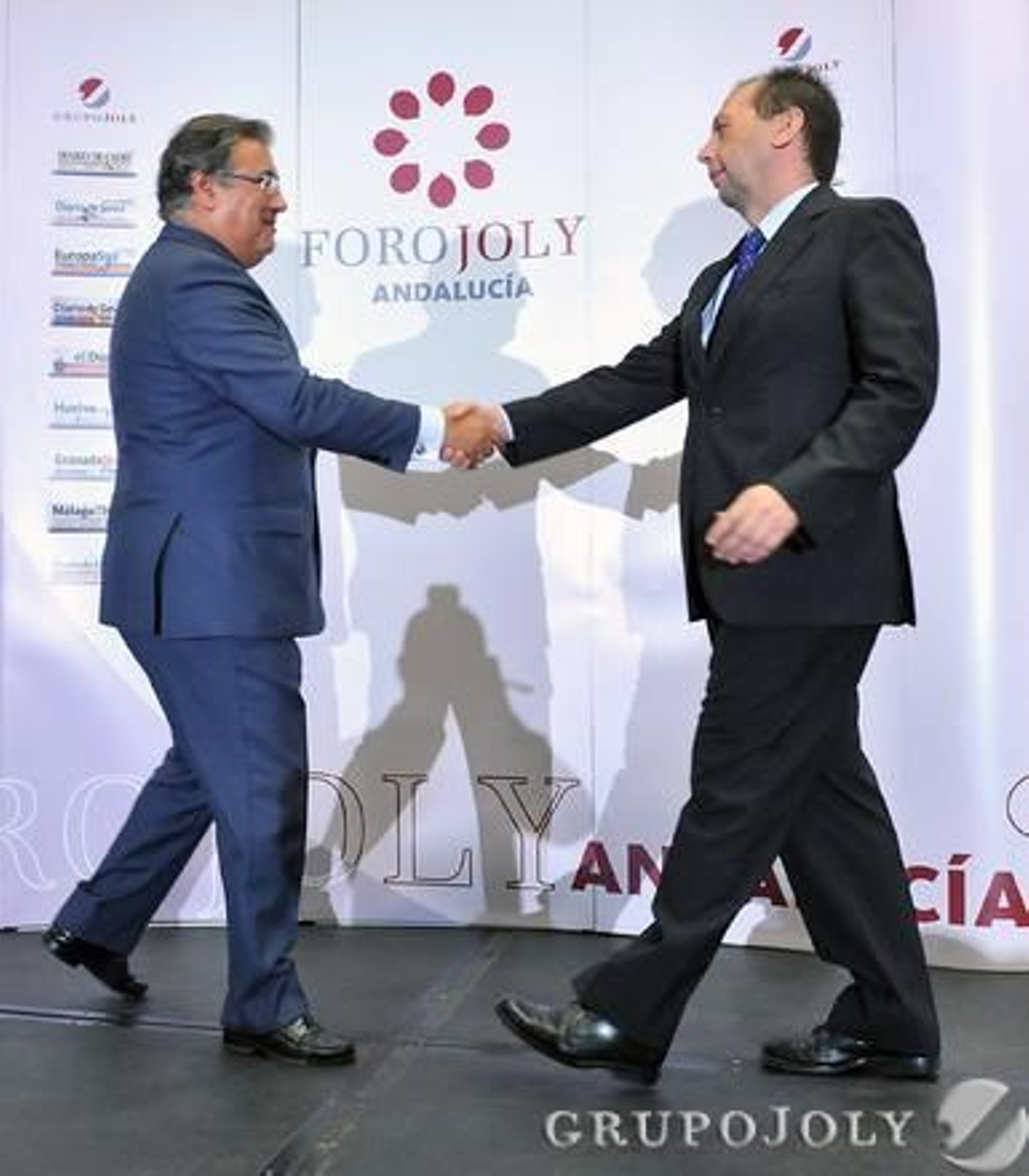 Juan Ignacio Zoido saluda a José Antonio Carrizosa, director de 'Diario de Sevilla', al término del coloquio.

Foto: Victoria Hidalgo / Juan Carlos Vazquez