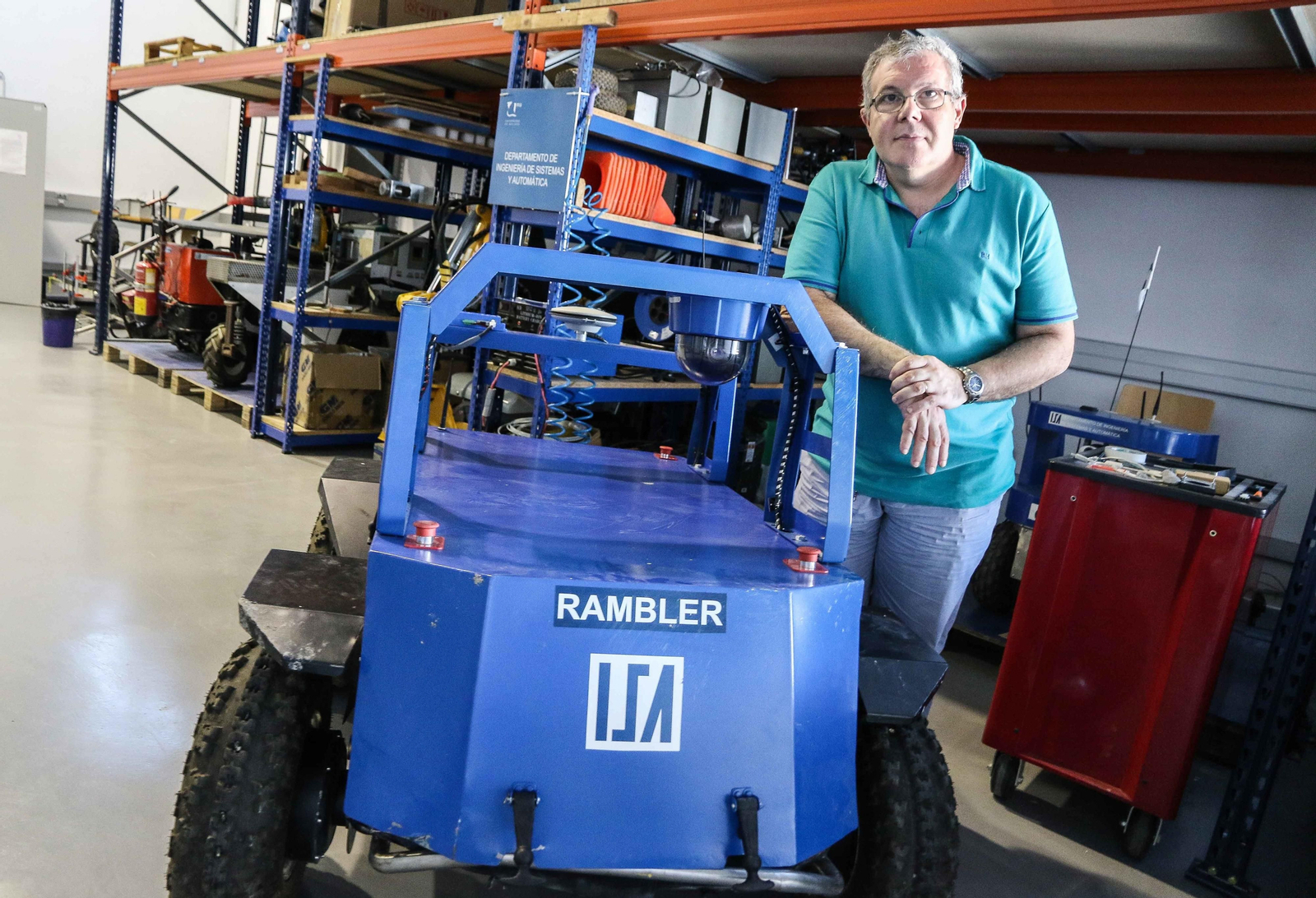 El catedrático Alfonso García Cerezo junto a uno de los robots.