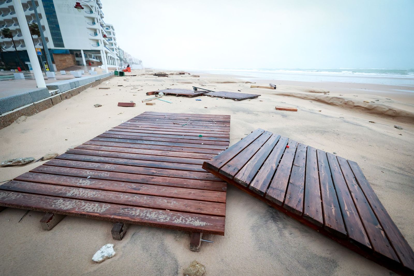 Imágenes de los principales destrozos provocados por la borrasca Leonardo en Cádiz