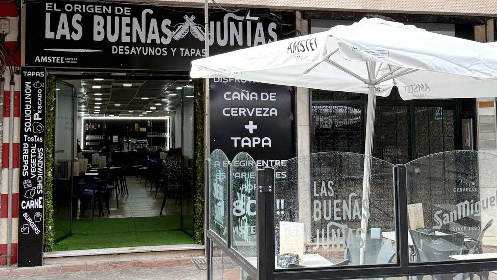 El bar cuenta con un gran espacio y una amplia terraza exterior para el disfrute de sus comensales.