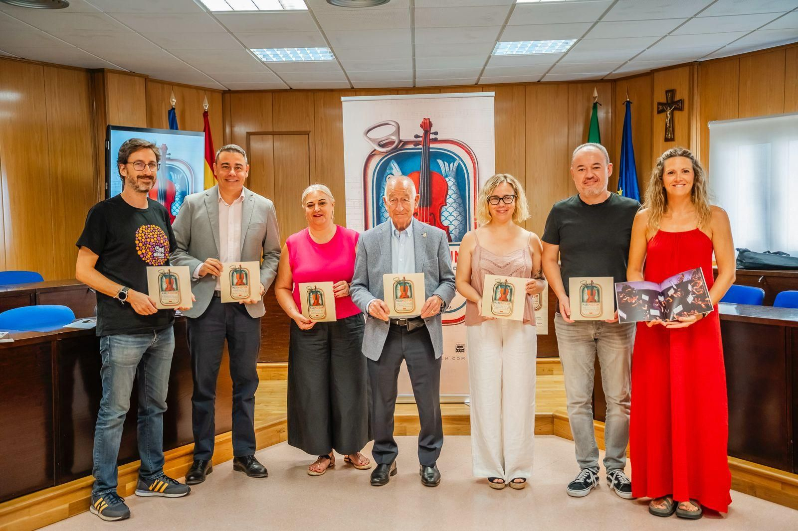 Gabriel Amat presentó ayer el contenido del Festival Mare Musicum junto al concejal Daniel Salcedo y el equipo organizador de dicho evento.