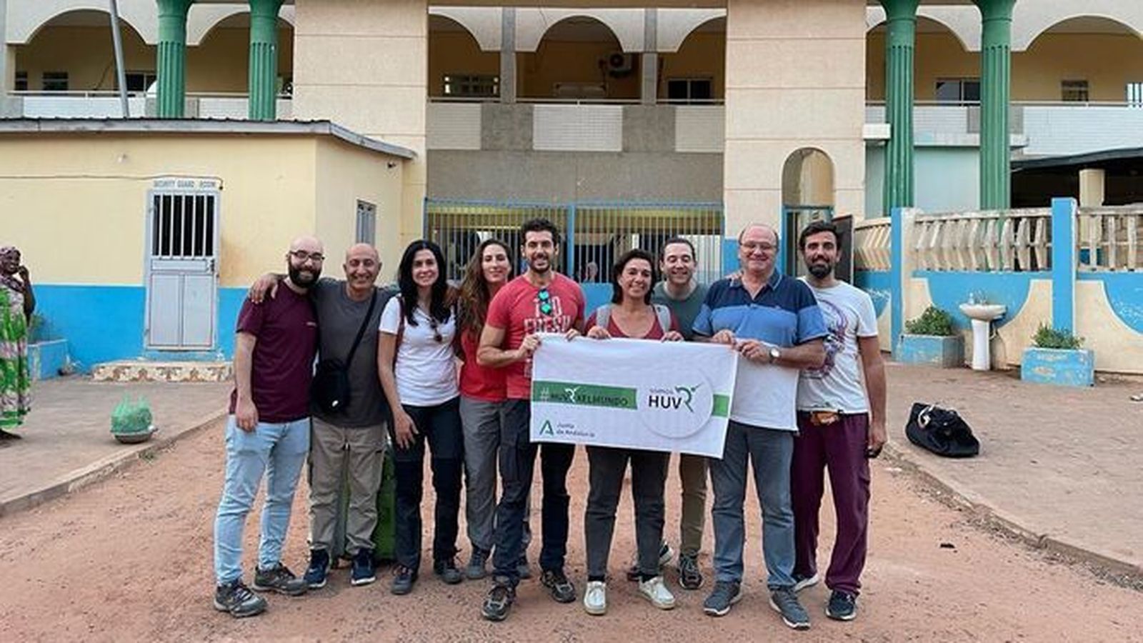 El equipo de cooperantes del Virgen del Rocío en el hospital de Gambia.
