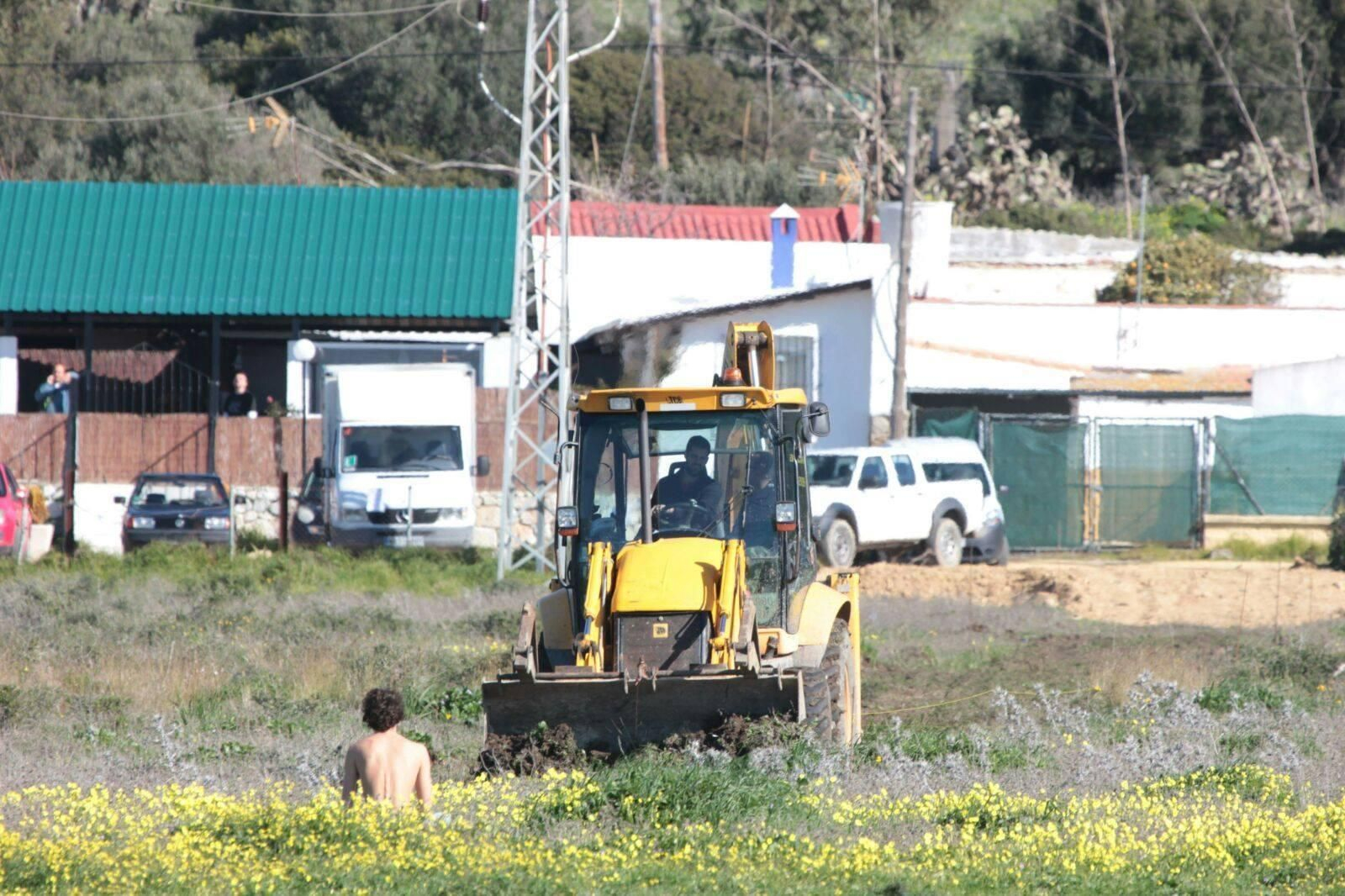 Equo protesta por el parking y el chiringuito en Valdevaqueros