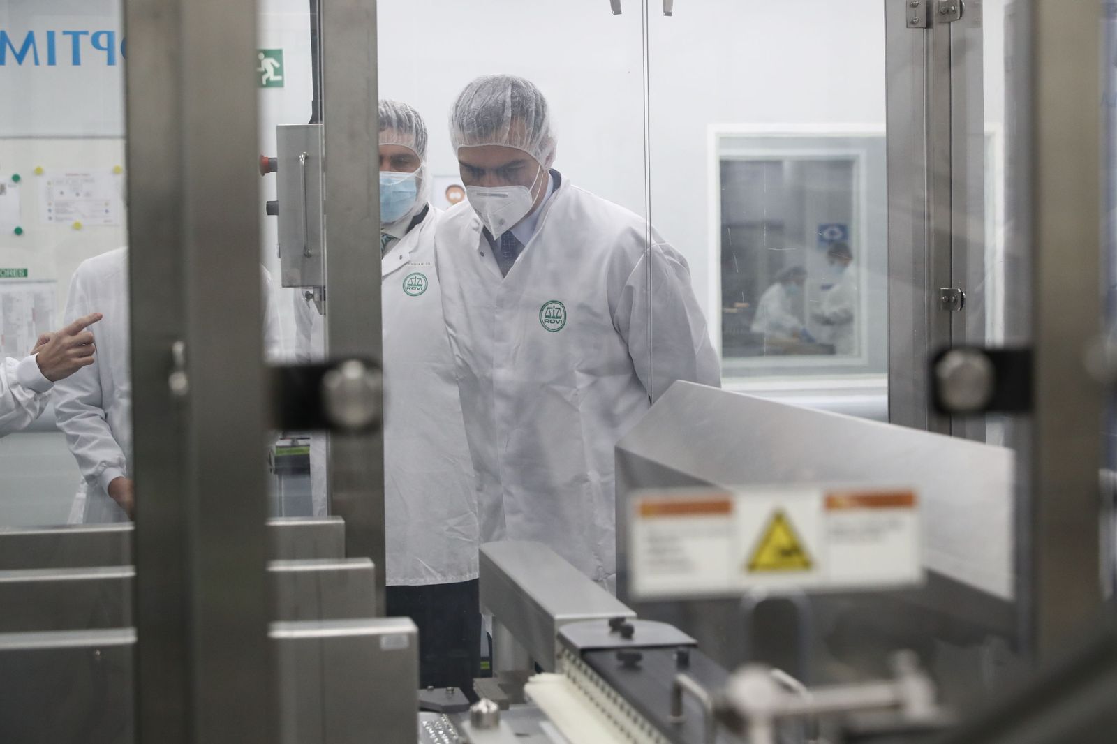 El presidente del Gobierno, Pedro Sánchez, durante su visita a la fábrica de Laboratorios Farmacéuticos Rovi, donde se fabricarán viales para una de las vacunas del coronavirus, en San Sebastián de los Reyes (Madrid).