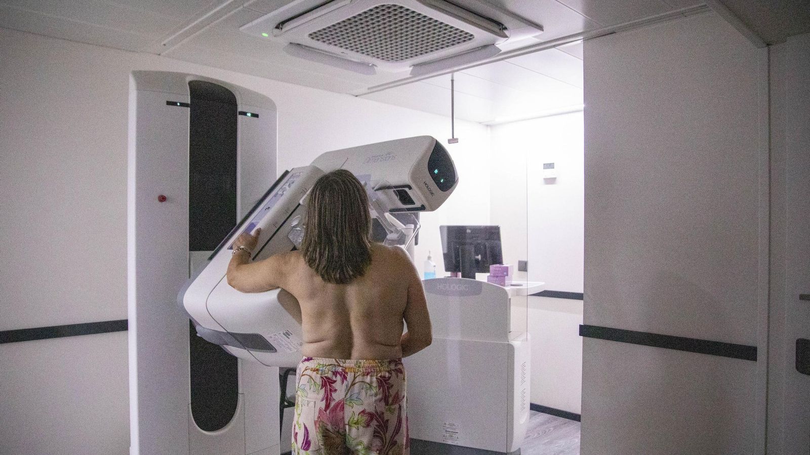 Interior de una de las unidades móviles donde se realizan las mamografías.