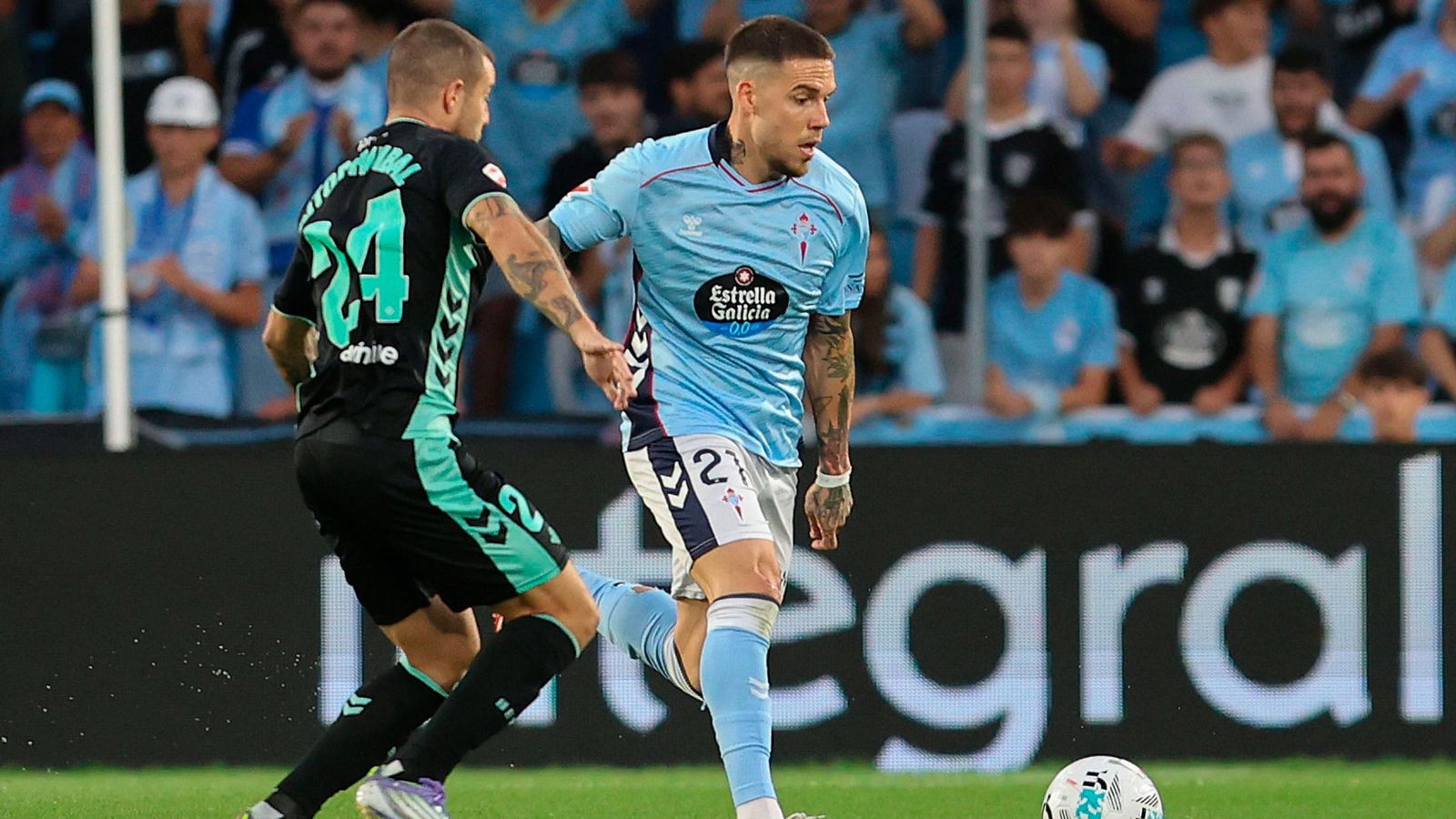 Ristic contra Aitor Ruibal en el encuentro entre el Celta y el Betis.