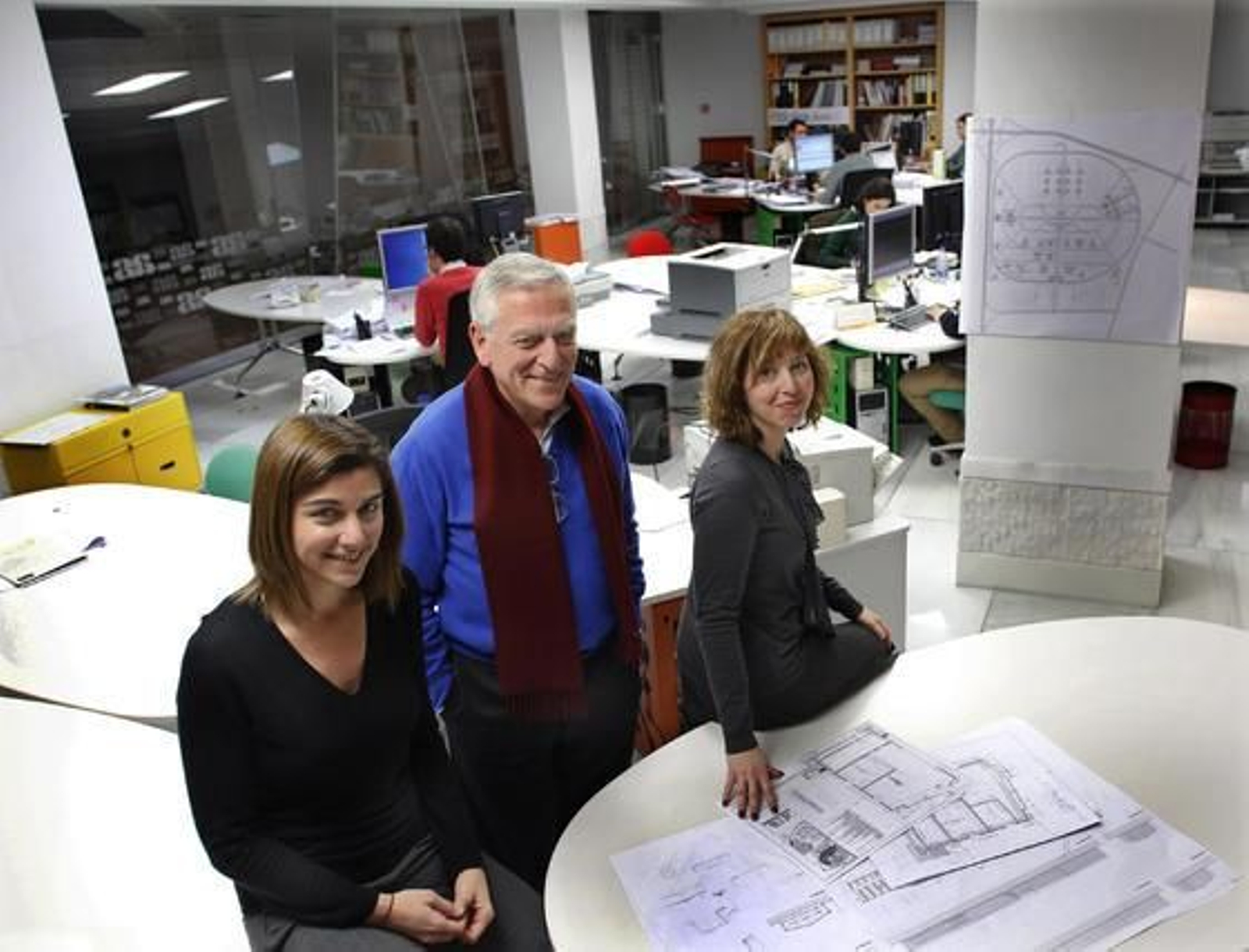 Ángel Asenjo, entre su hija Cristina (izq.) y Elena Sánchez, coordinadora. 

Foto: Málaga Hoy