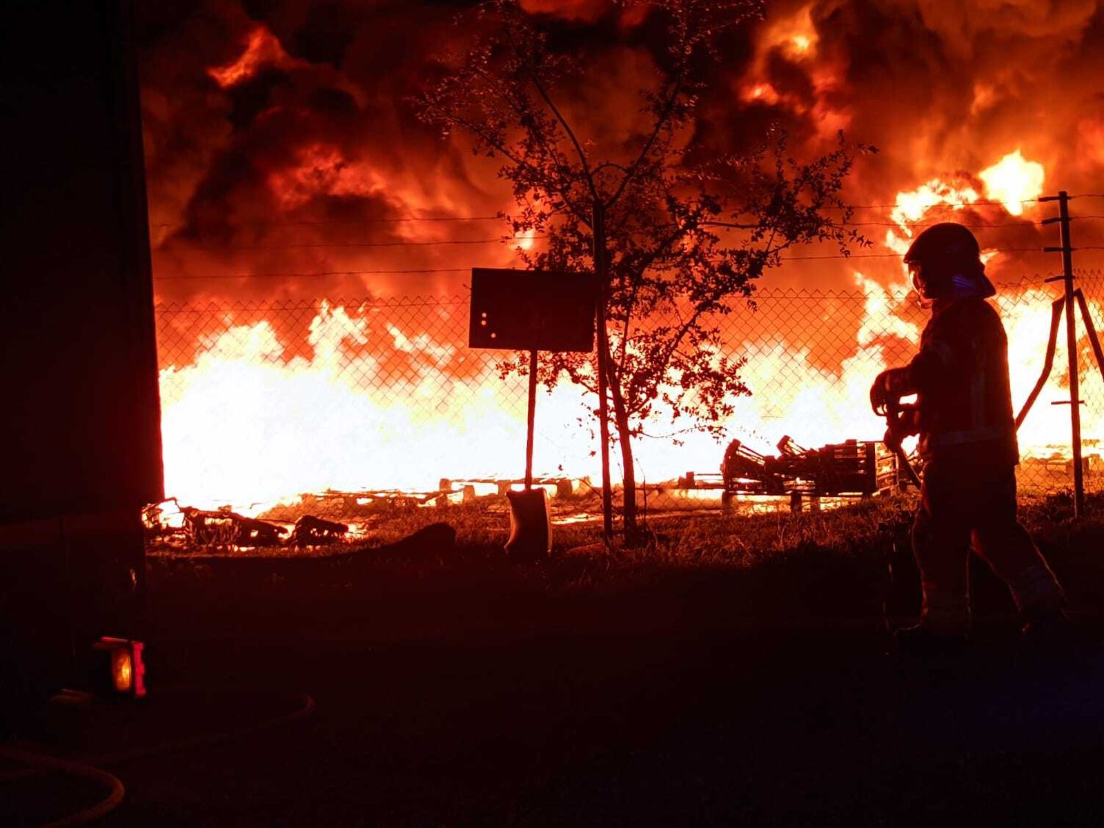Un bombero lucha contra las llamas.