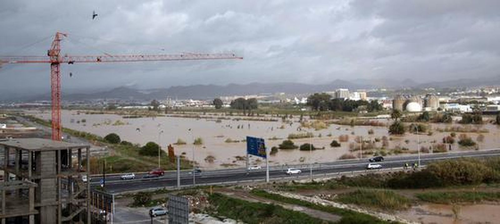 El río Guadalhorce, desbordado en Málaga.

Foto: Migue Fernández, Sergio Camacho, Agencias