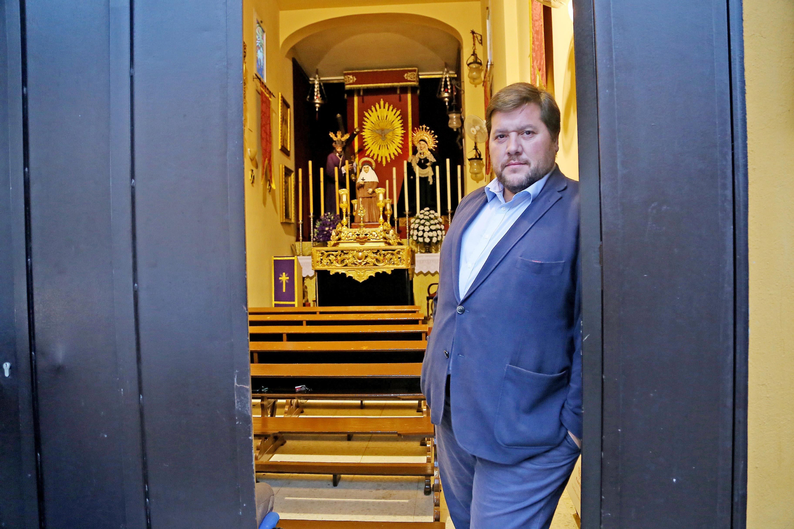 Juan Luis Vázquez en la puerta de la capilla del Consuelo.