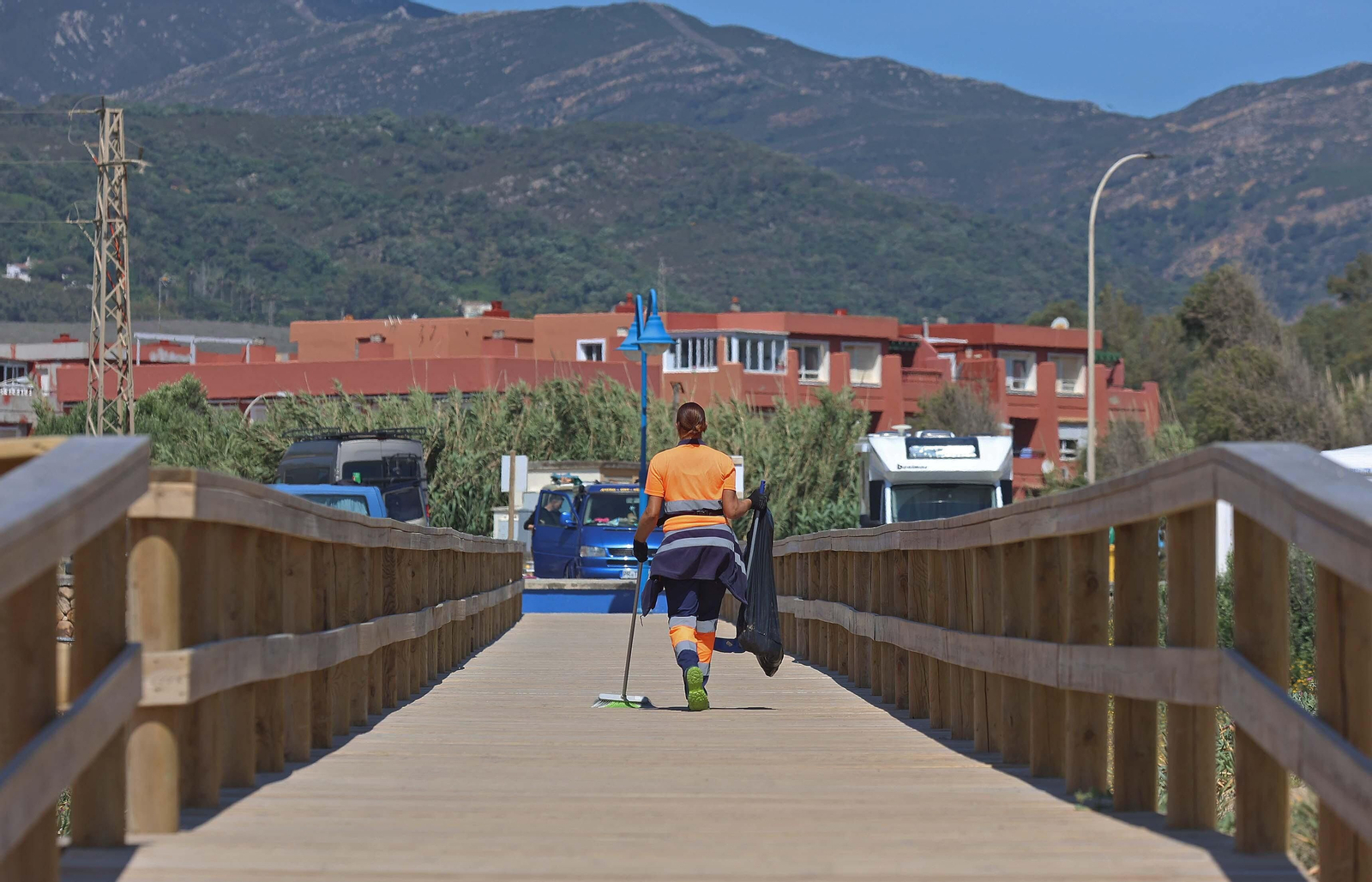 Imágenes de los preparativos para  la temporada de playas en Getares