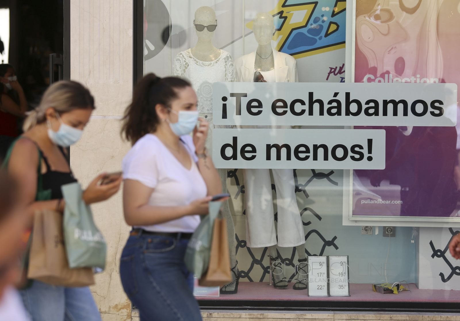 Dos mujeres de compras por el Centro de Málaga.