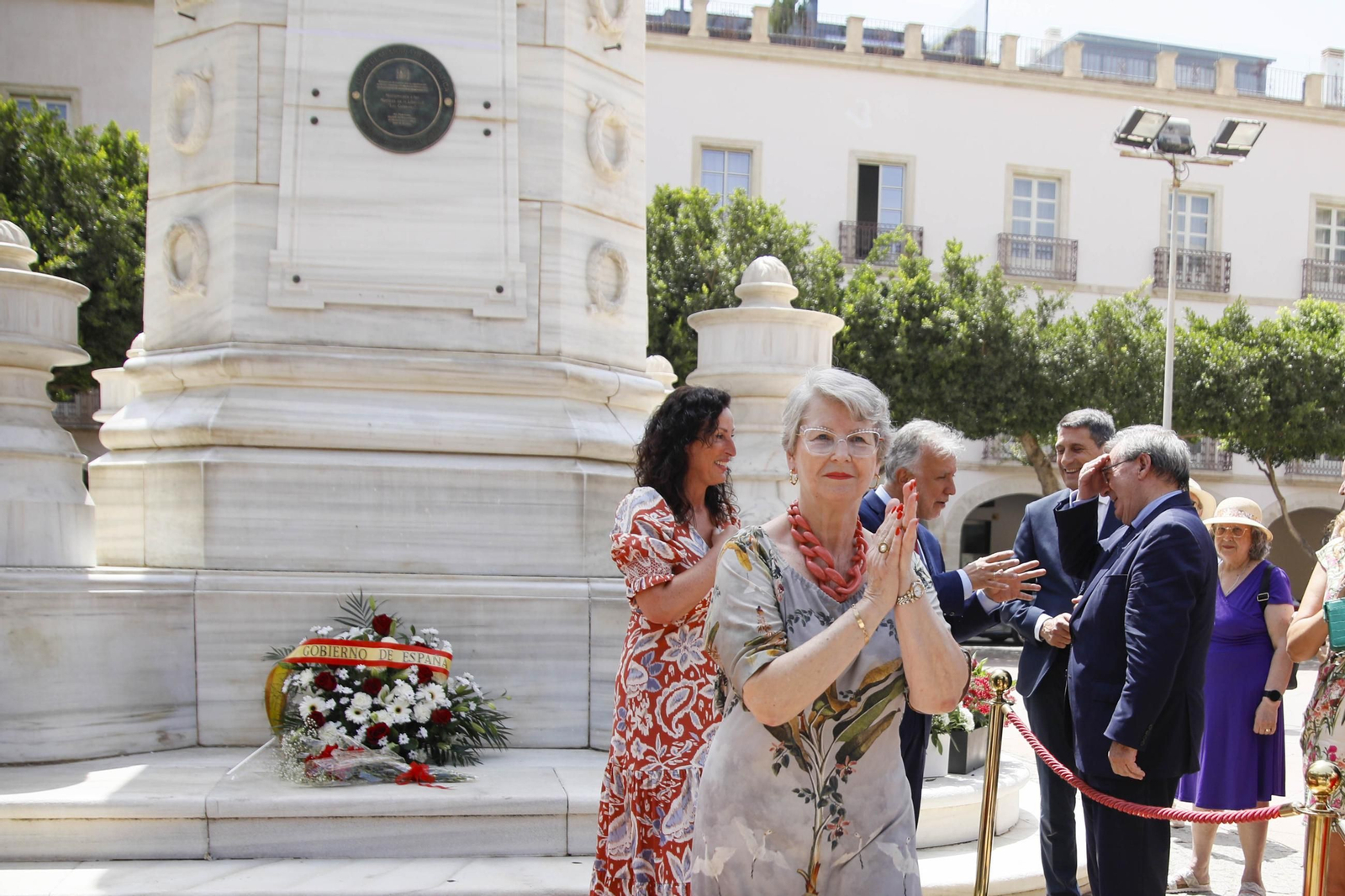 Placa de memoria histórica en el monumento de los coloraos, en imágenes